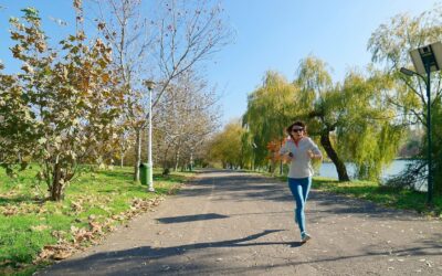 Jak biegać jesienią? Poradnik treningowy, odzież i przygotowanie do startów